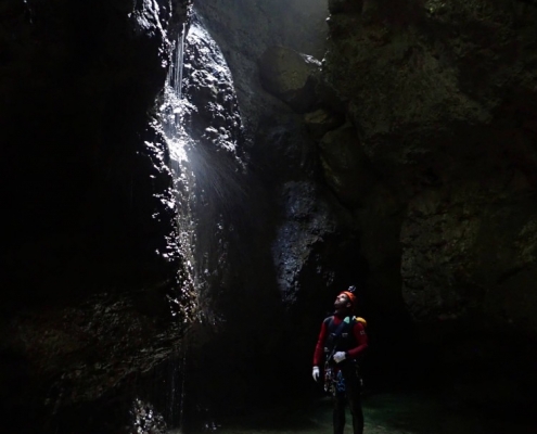 Ammirando il lavoro dell’acqua negli abissi della montagna