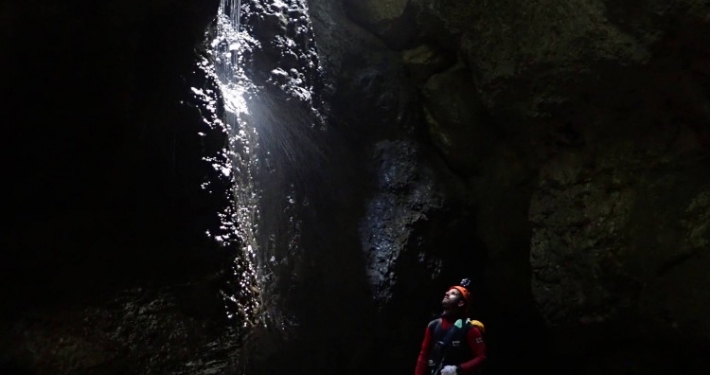 Ammirando il lavoro dell’acqua negli abissi della montagna